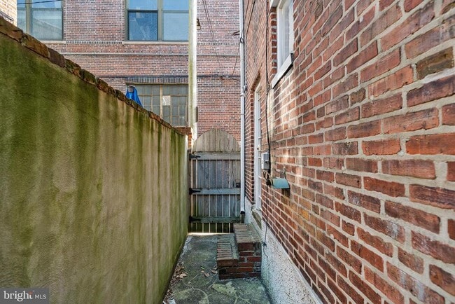 Building Photo - 705 S Warnock St