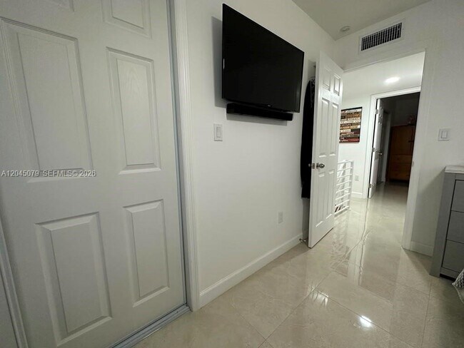 Building Photo - 1560 W 46th St
