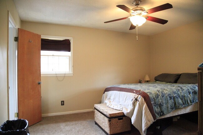 Building Photo - Spacious split level home, see today!