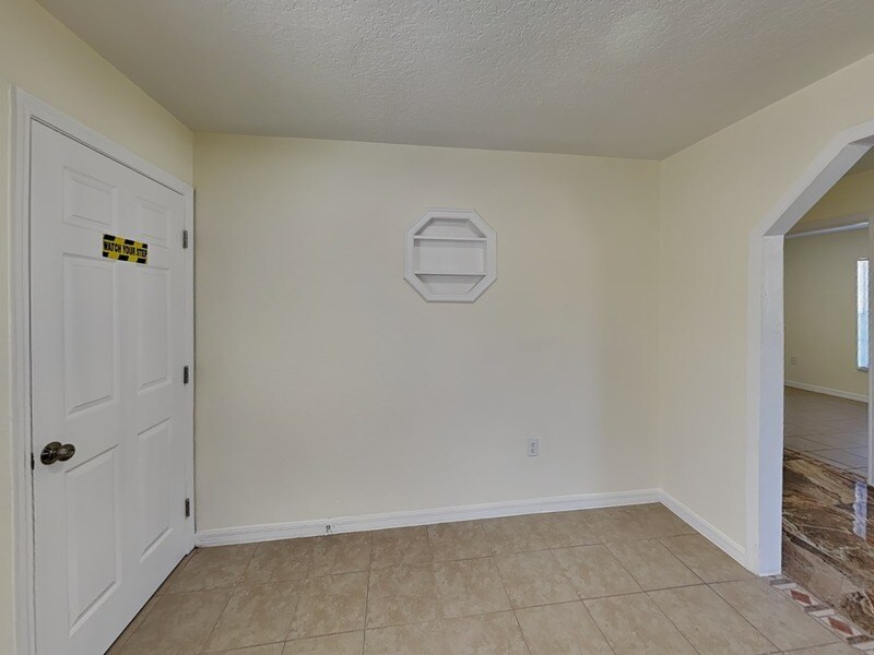 Building Photo - 465 Oak Dr