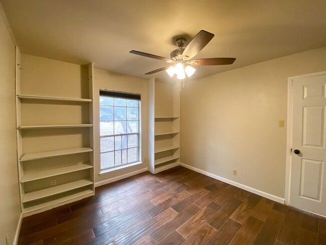 Building Photo - WHISPERING OAKS RARE FIND 3 BD/2 BA AVAILABLE APRIL 7TH!