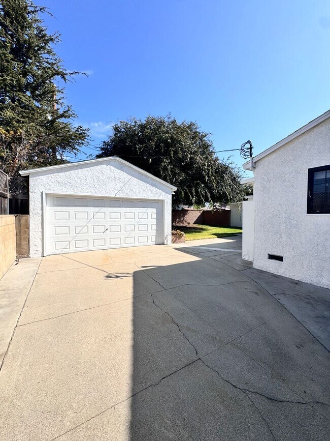 Building Photo - 5833 E Parapet St