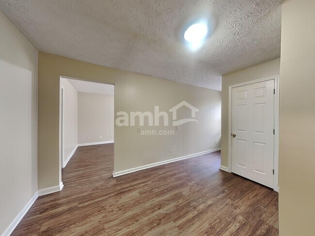 Building Photo - 450 Crested View Dr