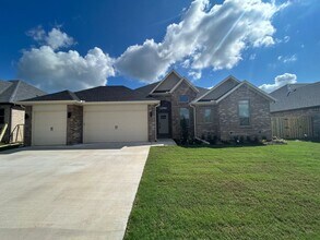 Building Photo - Beautiful Modern Home in Pea Ridge!