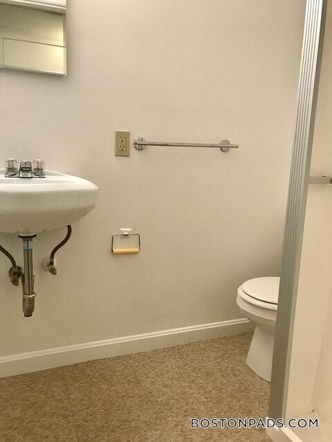 Building Photo - 854 Beacon St