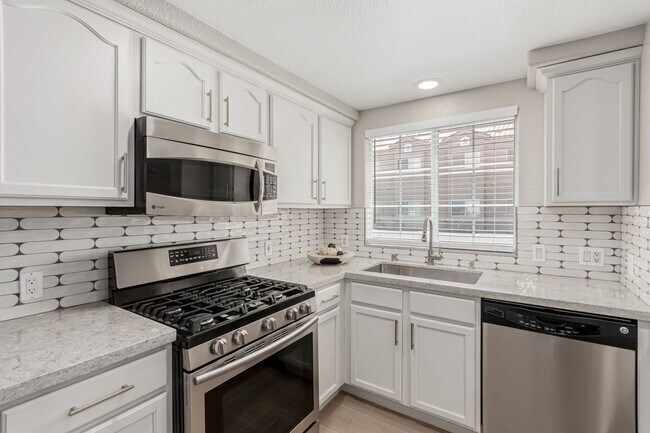 Building Photo - Upgraded 2 Bed 2 Bath with attached 1 Car ...