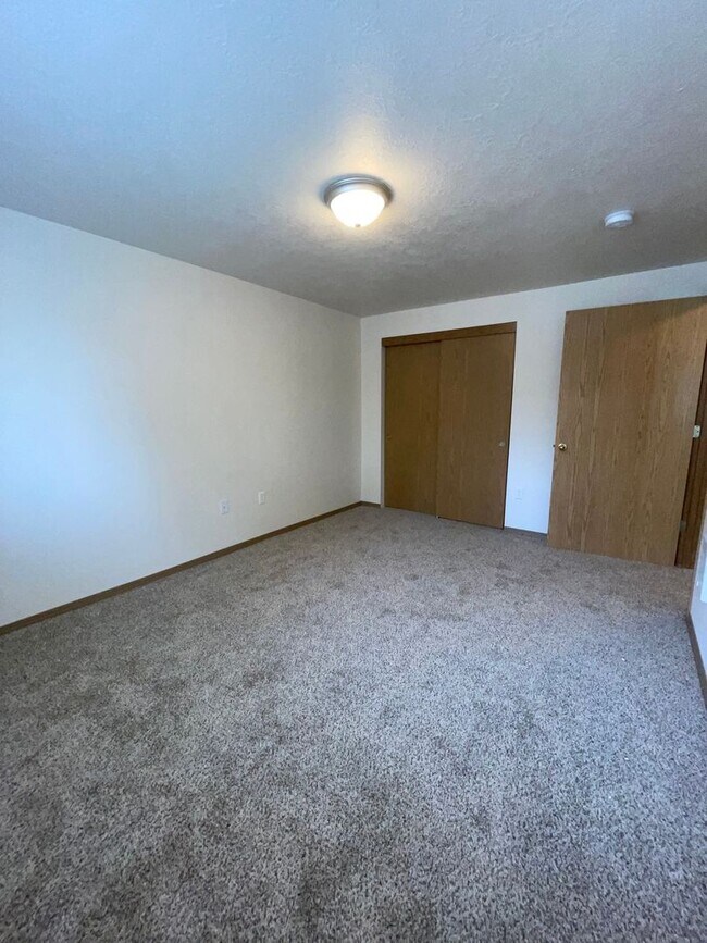 Building Photo - Rent Special: 1/2 Off June's Rent!! Ground Level Unit