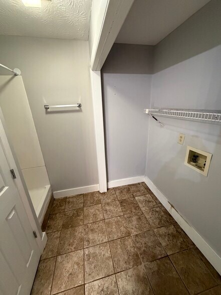 Building Photo - 180 Valley Ln