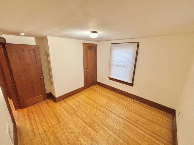 Building Photo - Spacious 3bd House | Driveway | Sunroom