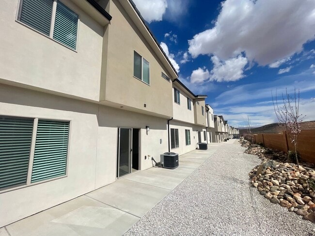 Building Photo - Beautiful Townhome! Washer and dryer included.