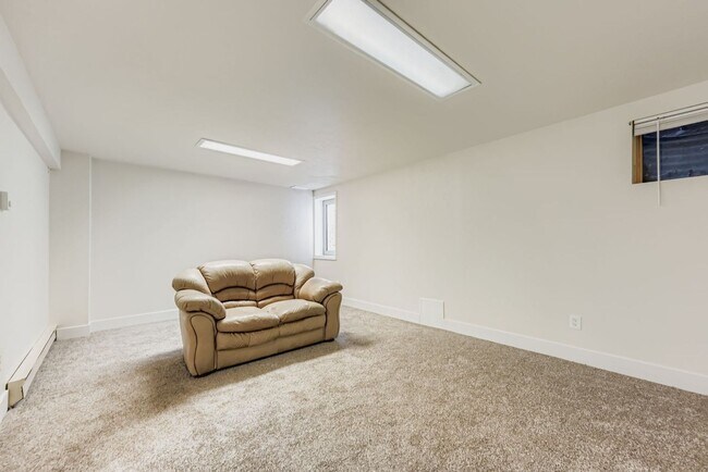 Building Photo - Cozy 4B/2B Unit With Views In East Boulder...