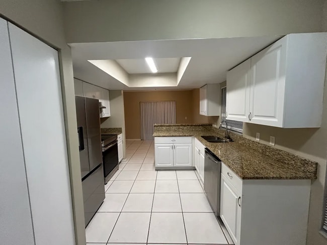 Building Photo - 233 Regal Park Dr