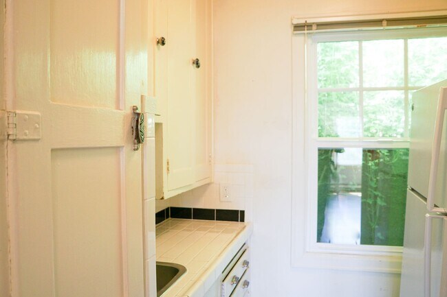 Building Photo - Cottage Cutie in John's Landing: HWs, Big ...