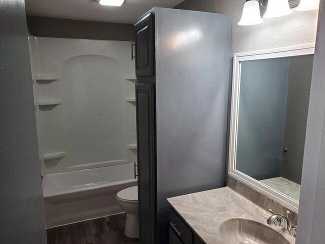 Building Photo - 616 E Hackley Ave