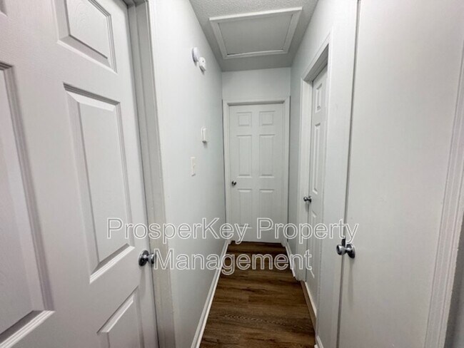 Building Photo - 740 Ledyard Pl