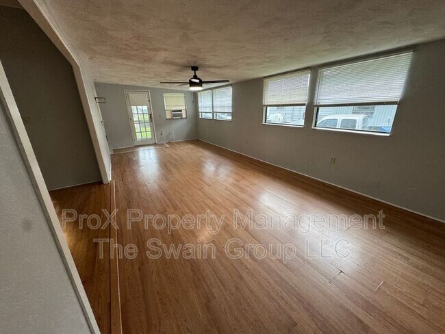 Building Photo - 534 Oak Ridge E