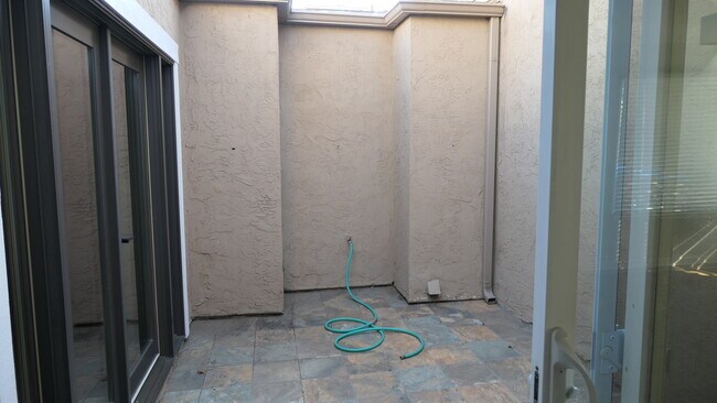 Building Photo - 44715 La Paz Rd