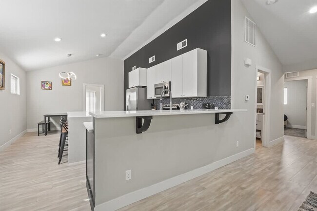 Building Photo - 1001 N Shamrock St