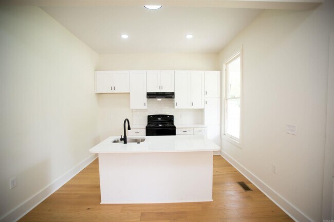Building Photo - 1704 S Park St