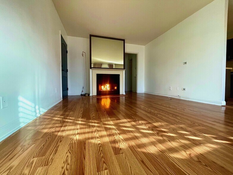 Living room with gas fireplace - 1325 Wellesley Ave