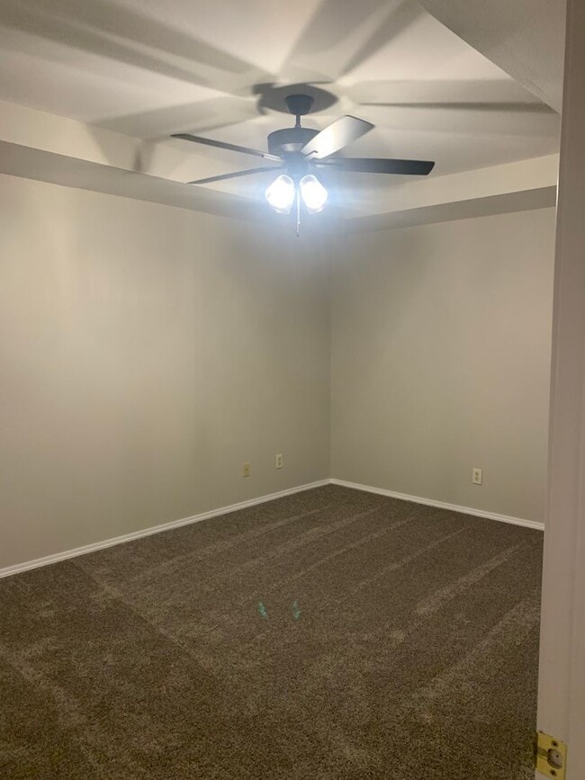 Building Photo - Beautiful updated 3 Bedroom 2 Bathroom Hom...