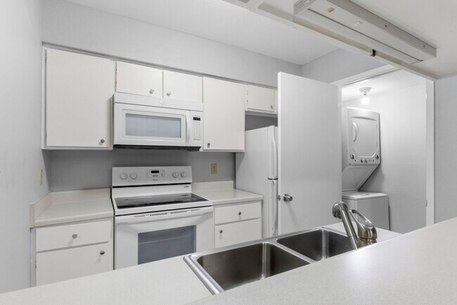 Building Photo - 2100 Wilcrest Dr