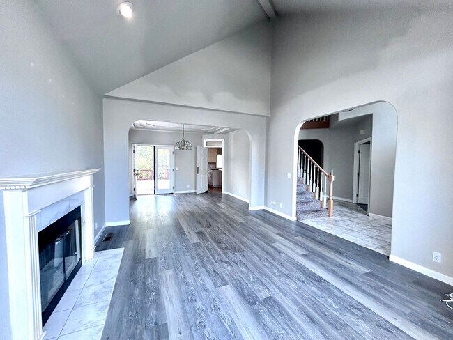 Building Photo - 5 Bedroom Home with a POOL in Folsom