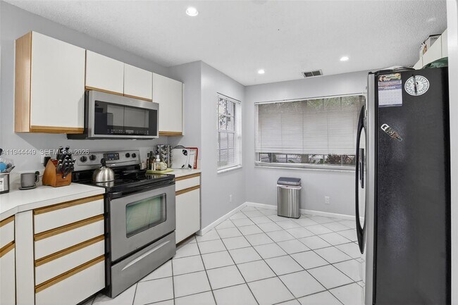 Building Photo - 9481 Oak Grove Cir