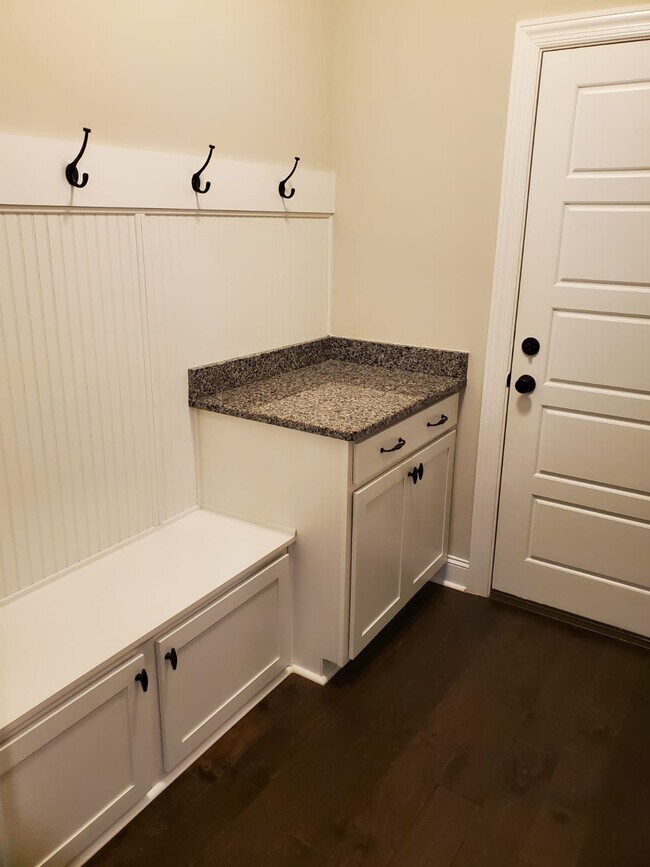 Building Photo - 102 Elledge Farm Dr