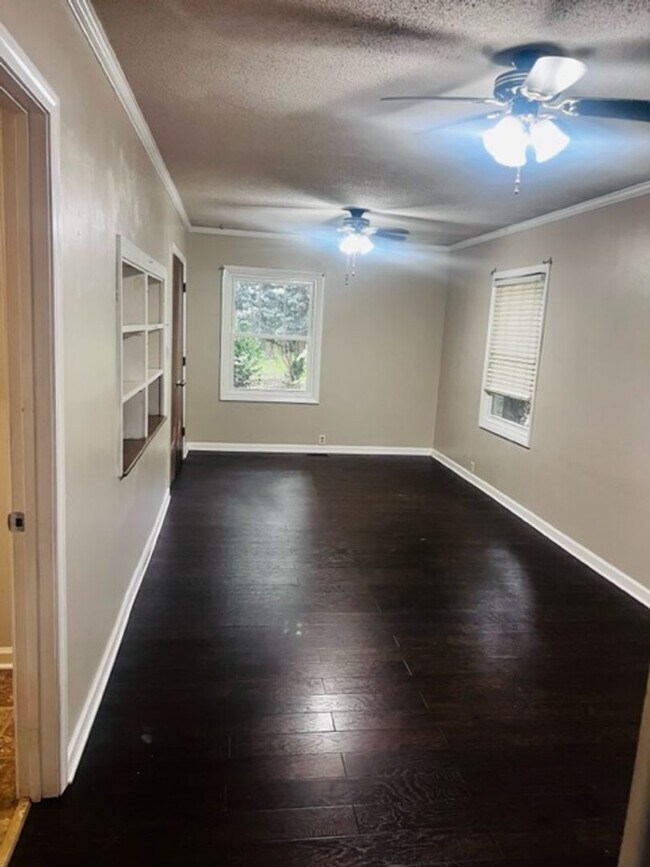 Building Photo - 4 bed, 3 bath home in Stonehaven