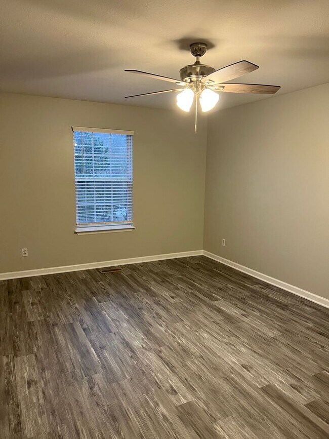 Building Photo - Red Bank Townhome