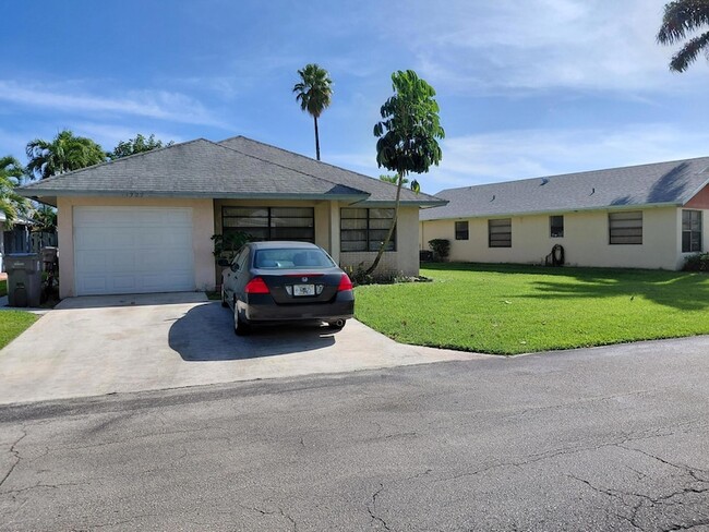 Building Photo - 1322 Pines Ln