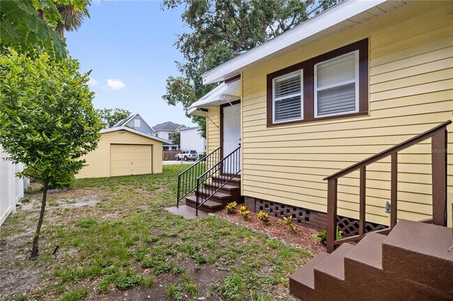 Building Photo - 409 S Willow Ave