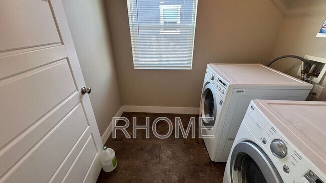 Building Photo - 8044 N Clydesdale Dr