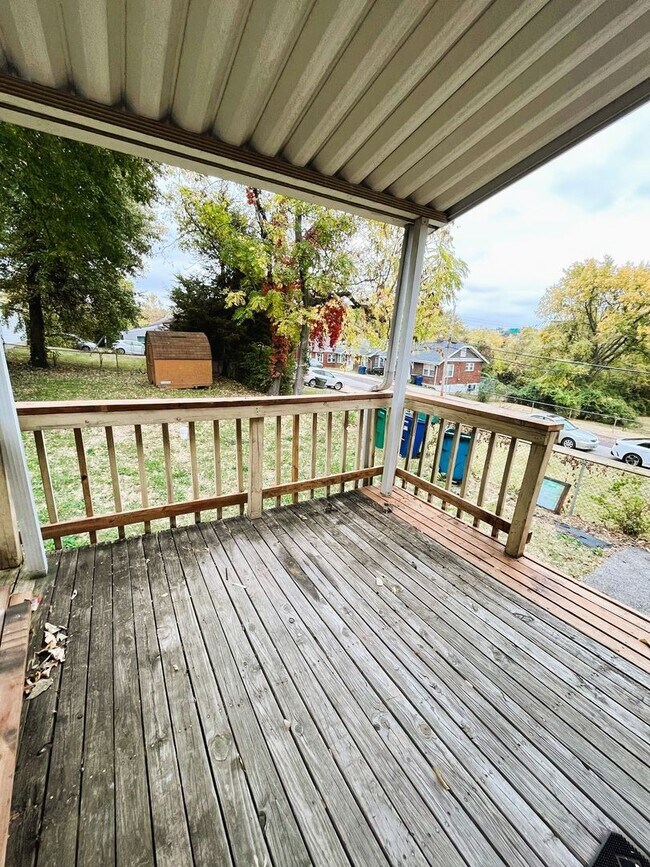 Building Photo - Darling 2 bedroom Bungalow