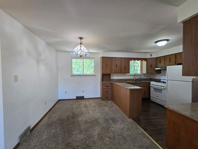 Building Photo - 2 Bedroom Brick Ranch Home - Available NOW!