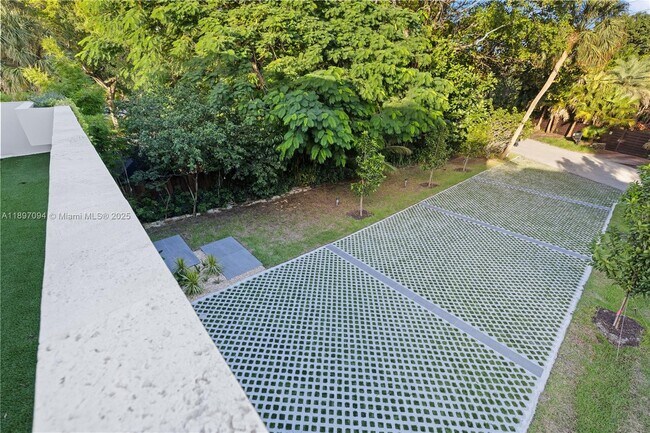 Building Photo - 807 SW 12th Ave