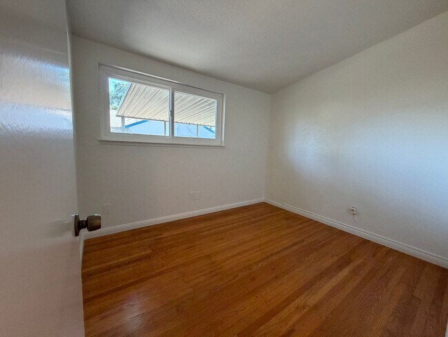 Building Photo - Adorable 3 bedroom 2 bath bungalow in Rosemont