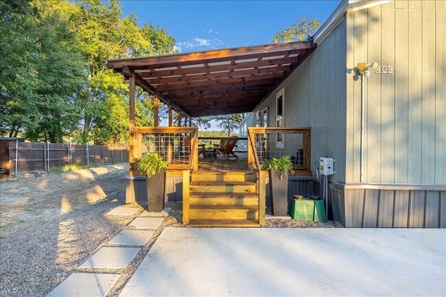 Building Photo - 409 Willow Dr