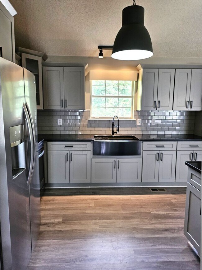 Building Photo - Spacious 4 Bedroom 2.5 bath in Hixson, TN 37343