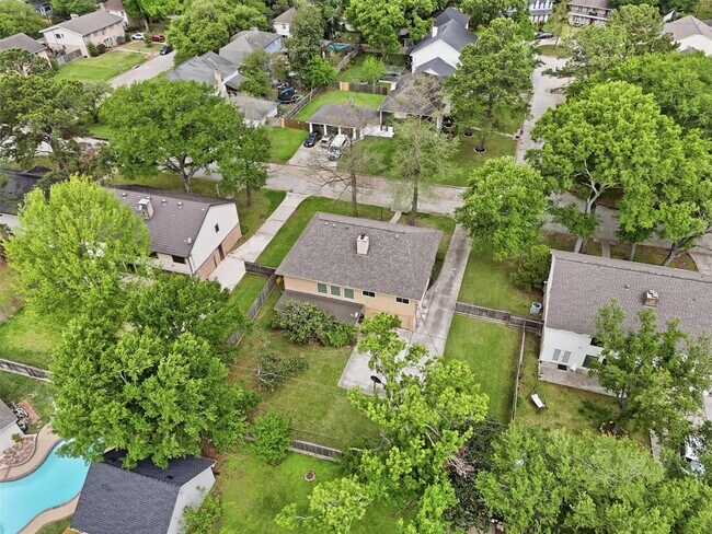 Building Photo - 8115 Theisswood Rd