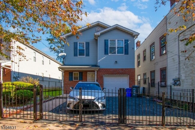 Building Photo - 237 Rose St