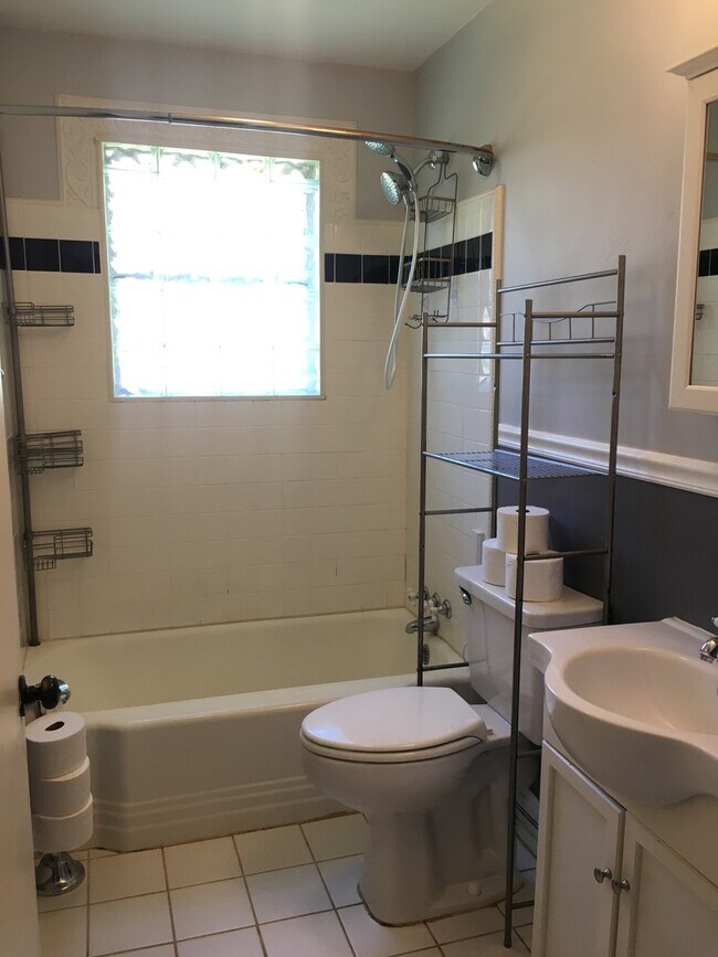 Building Photo - Adorable 2 bedroom, 1 bath home with an upstairs apartment!