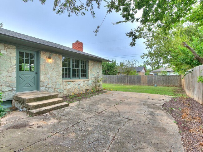 Building Photo - 2221 Churchill Pl