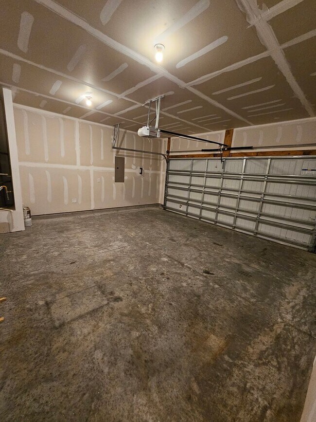 Building Photo - Spacious Two-Story Living on a Premium Lot...