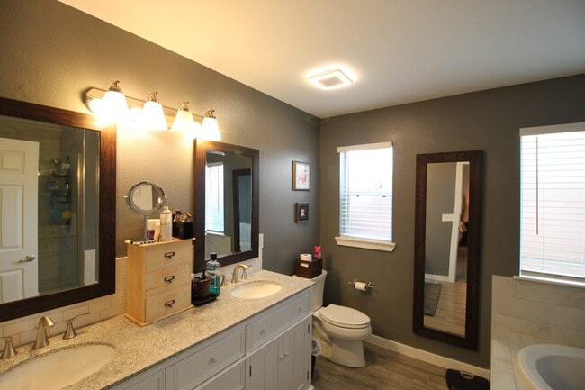 Building Photo - 4 Bed 2.5 Bath - Custom Upgrades - Small Dog - NAS Whidbey