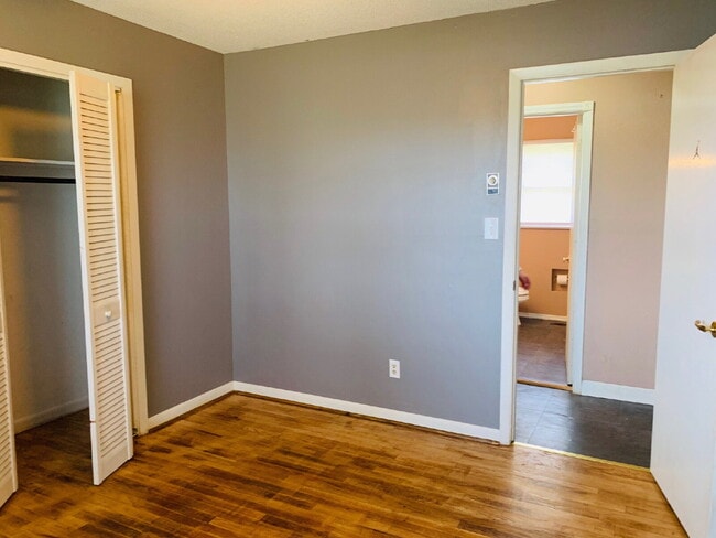 Building Photo - CUTE 3 BR, 1 BA BRICK HOME IN CONVENIENT MT OLIVE LOCATION