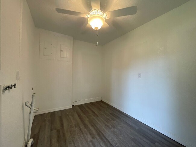 Building Photo - Beautifully Renovated 2/1 Duplex in Lake H...