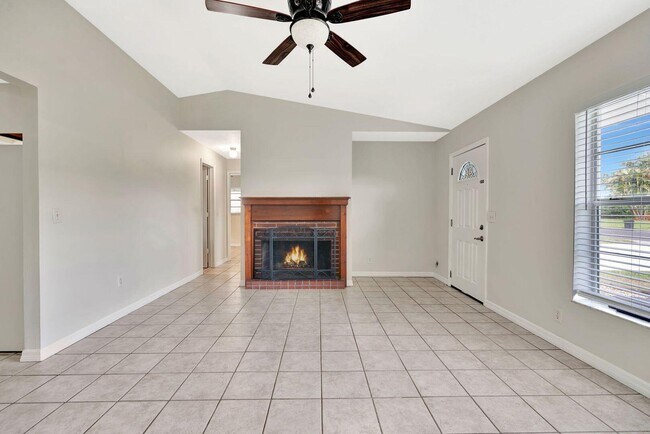 Building Photo - 8968 SE Pine Cone Ln