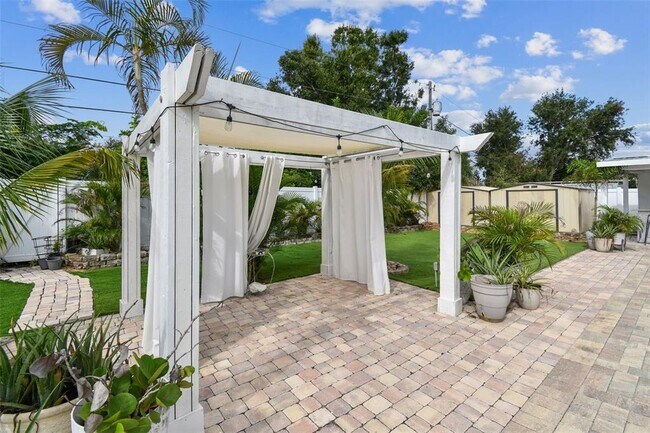 Building Photo - 2580 Granada Cir W